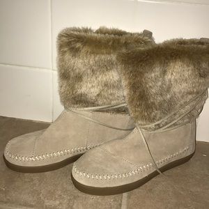 WORN ONCE Toms furry tan boots